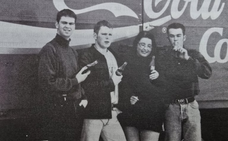 Vígalegir nemendur að auglýsa svaladrykkinn kók!