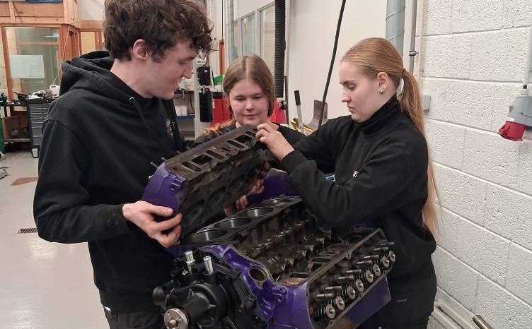 Einni af bílvélinni púslað saman aftur eftir upptekt. Mynd: Ásgeir V. Bragason.