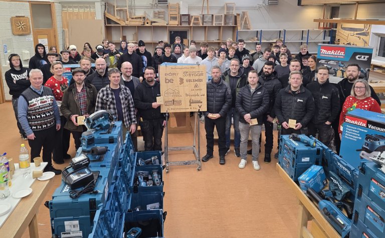 Fulltrúar fyrirtækjanna ellefu sem standa að gjöfinni til byggingadeildar VMA. Með þeim á myndinni e…