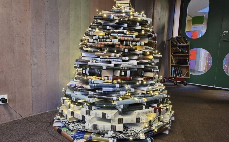 Bækurnar í bókajólatrénu reyndust vera 287