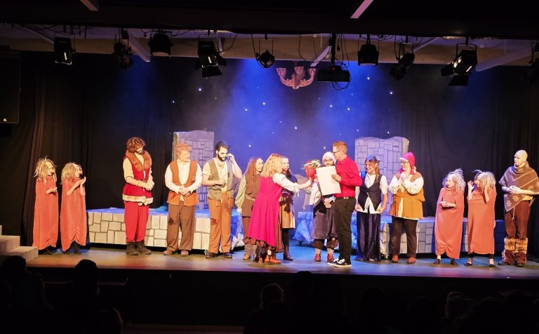 Leikarar og leikstjórnn Pétur Guðjónsson að lokinni frumsýningu á Ronju ræningjadóttur í gær.