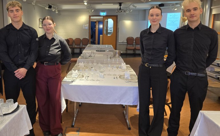 Þrír af fjórum framreiðslunemum í VMA á myndinni taka þátt í undankeppninni í Kópavogi í dag.