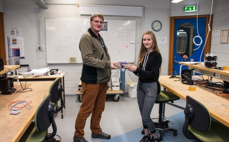 Guðrún Jóna tekur við vinningnum góða.