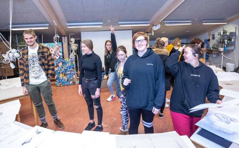 Grunnskólakrakkar á listnámsbraut.