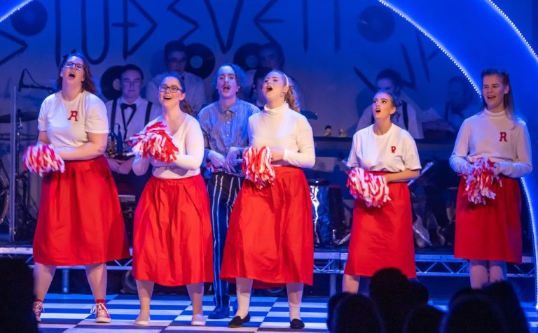 Atriði úr Grís. Myndin var tekin á frumsýningunni.