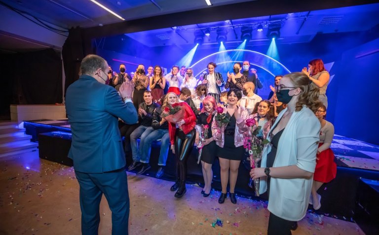 Forseti Íslands fagnar leikhópnum í sýningarlok.