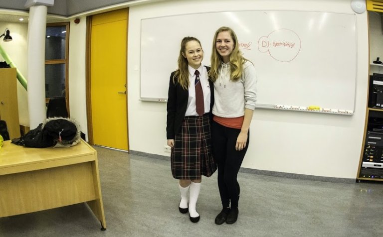 Gunnur (í skólabúningi) og Sigríður Jóna.