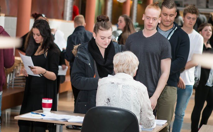 Nemendur sóttu stundaskrár sínar í skólann í gær.