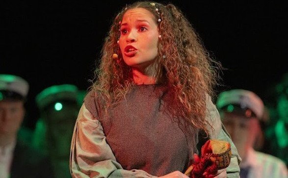 Ásta Ólöf Jónsdóttir í gervi Ronju við brautskráningu VMA í desember sl. Mynd: Hilmar Friðjónsson.