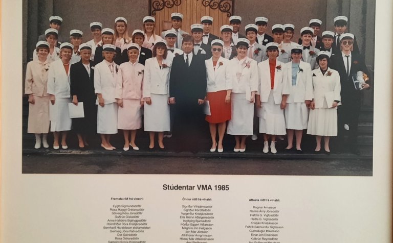 Fyrsti stúdentshópurinn frá VMA vorið 1985. Útskriftin var í Akureyrarkirkju og myndina tók Páll A. …