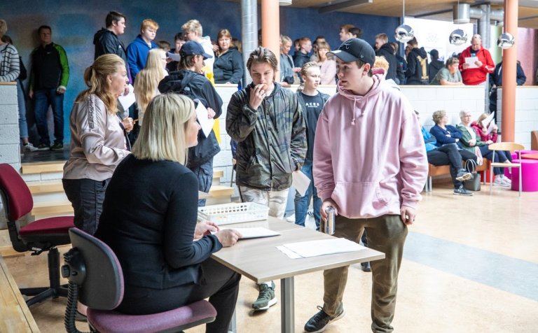 Nýnemar sækja stundatöflur sínar í VMA í gær.