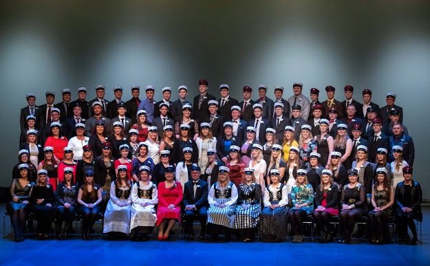 Útskriftarhópur VMA í Hofi í dag.