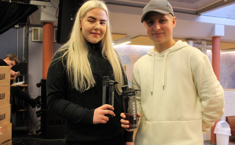 Kristín Tobiasdóttir og Ólafur Göran með brúsa.