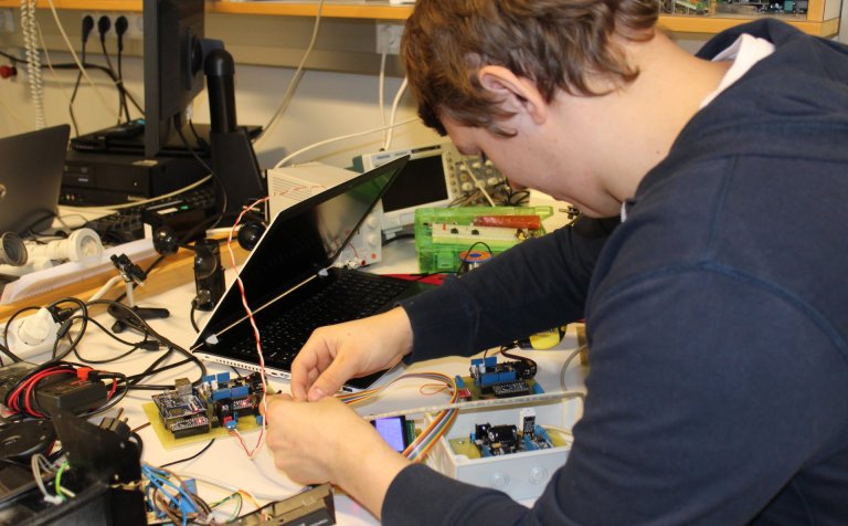 Bjarki Guðjónsson vinnur að lokaverkefni sínu.