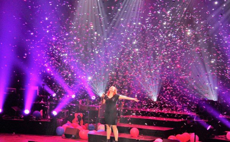 Embla Sól Pálsdóttir syngur fyrir hönd VMA.