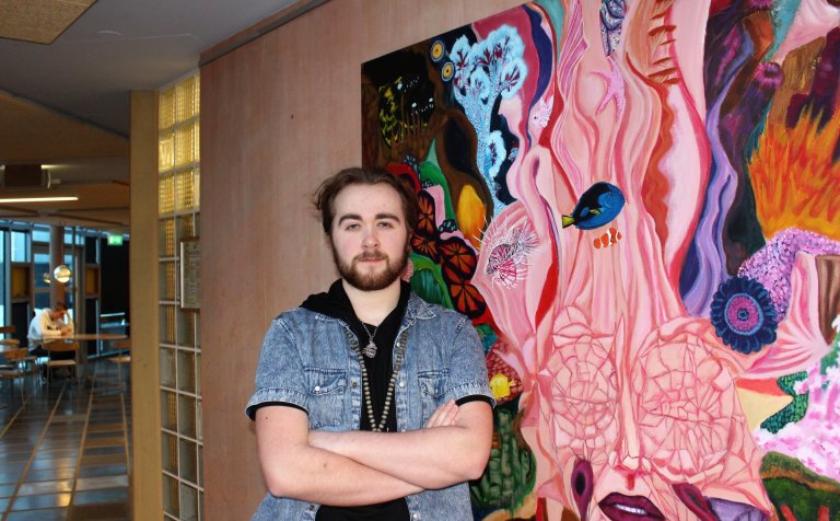 Sigþór Veigar Magnússon við akrílverkið sitt.