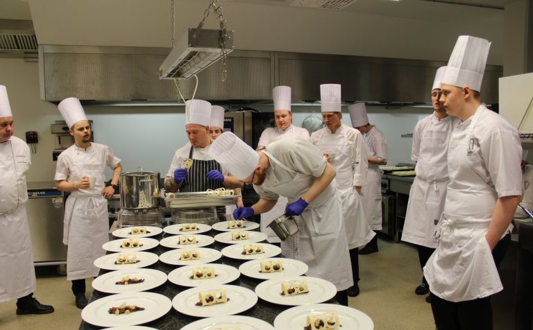 Lokahönd lögð á forrétt 1.