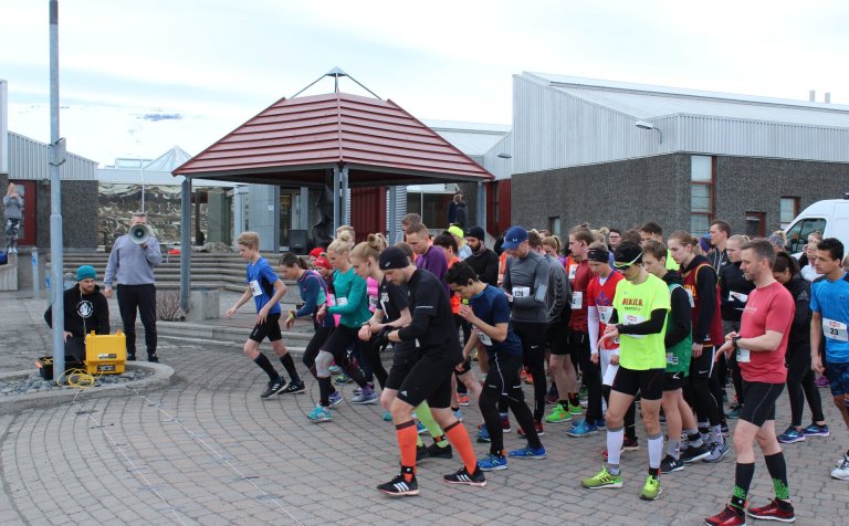 Við upphaf Vorhlaups VMA 2018. Frábær mæting!