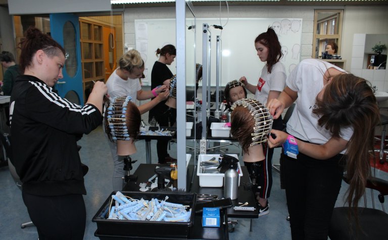 Nemendur í hársnyrtiiðn í VMA.