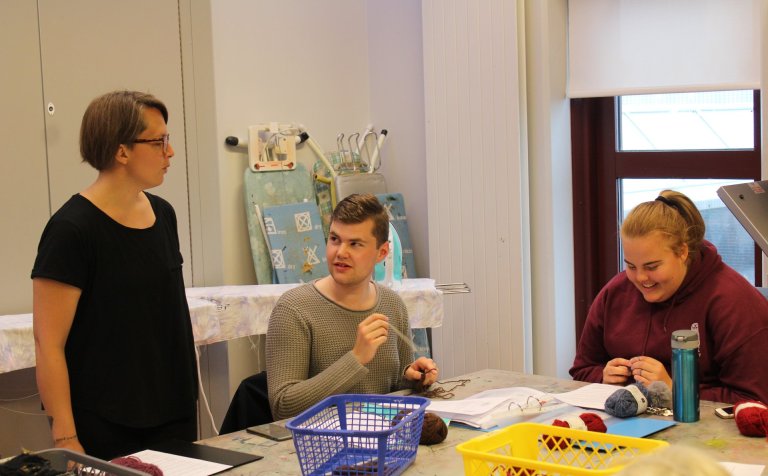 Prjónað og heklað í tíma hjá Borghildi Ínu.