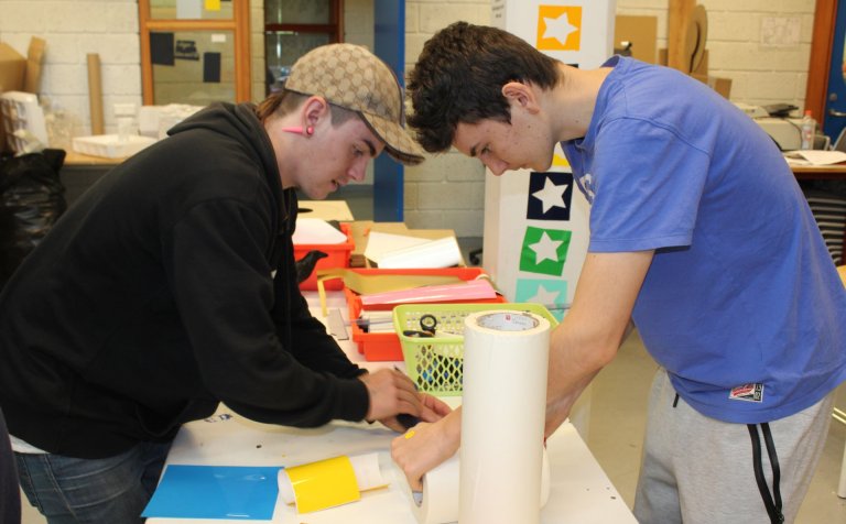 Nemendur á brautabrú í FAB-Lab.