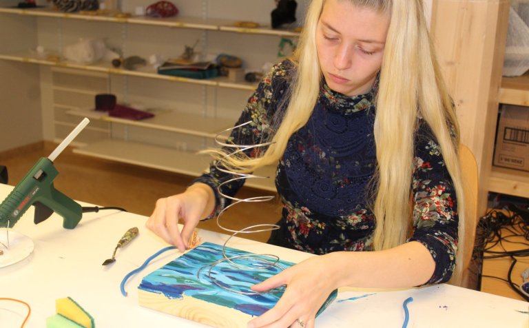 Skúlptúr í mótun í áfanganum Listum og menningu.