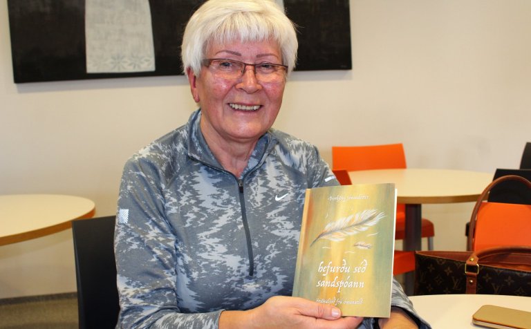 Þorbjörg Jónasdóttir með ljóðabókina sína.