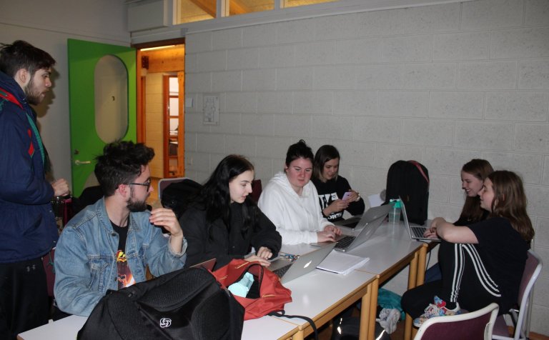 Hluti nemendahópsins í undirbúningsvinnu.