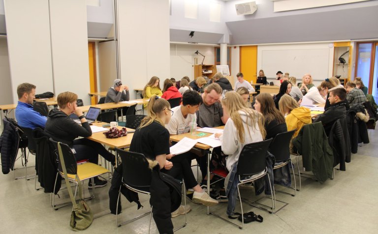 Samlestur leikhópsins á Bugsy Malone í gær.