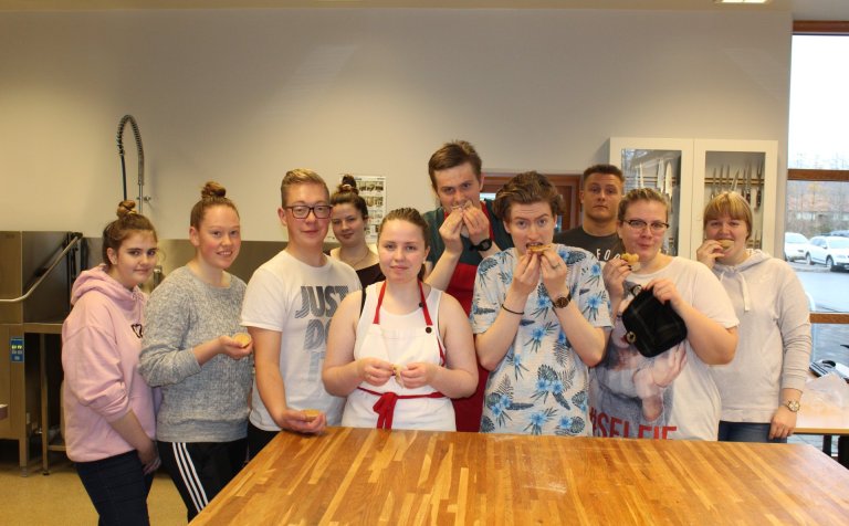 Þórdunufólk hæstánægt með baksturinn.