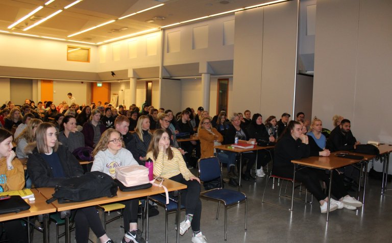 Nemendur og kennarar á fyrirlestrinum í M01.