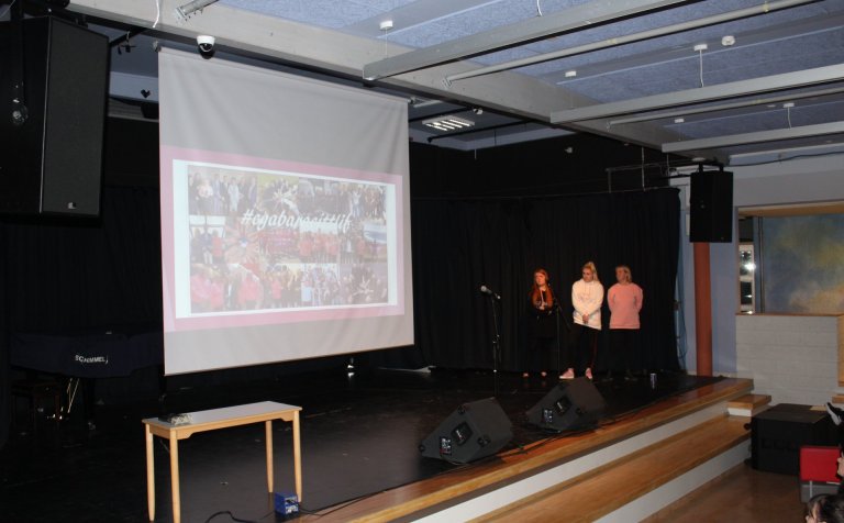 Móðir og systur Einars Darra í Gryfjunni í kvöld.