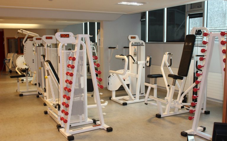 Nemendur geta nýtt sér aðstöðuna í íþróttasalnum.