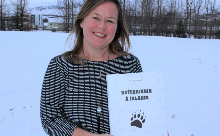 Rósa Rut Þórisdóttir með nýju bókina sína.