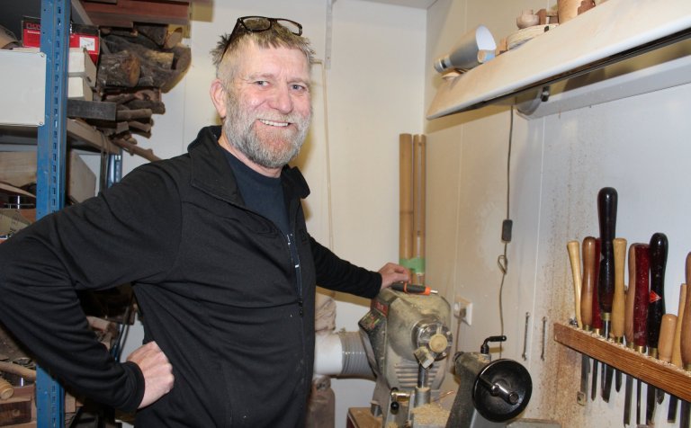 Adam Óskarsson við rennibekkinn.