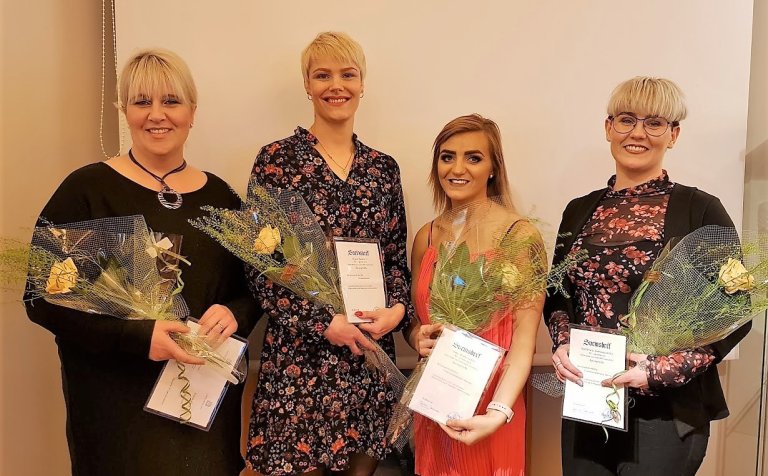 Fjórar af fimm nýsveinum í hársnyrtiiðn.