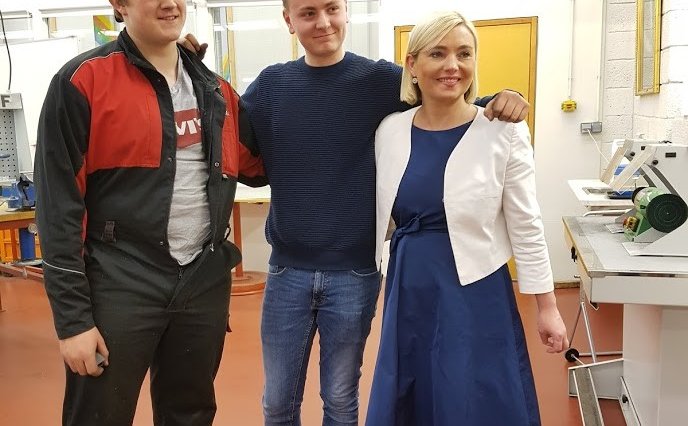 Nemendur í málmiðn í verkleguprófi hittu ráðherra