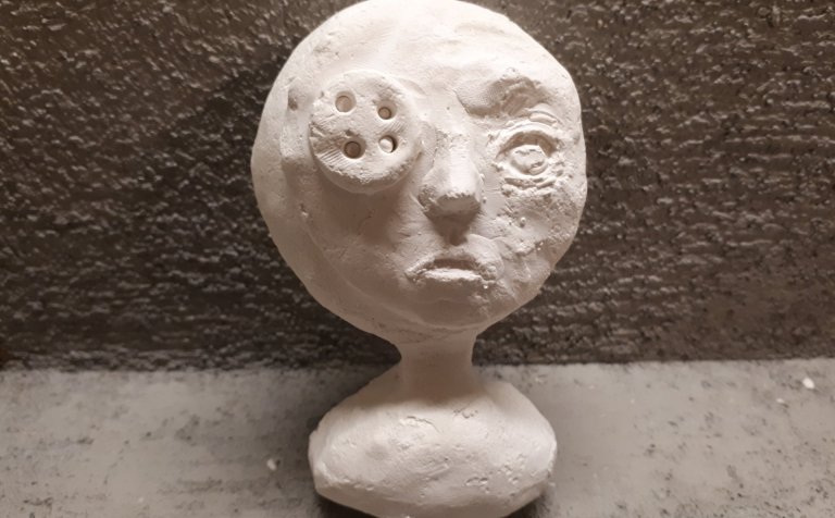 Einn af skúlptúrum nemenda á listnámsbraut.