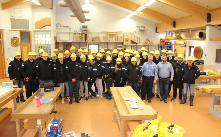 Í fullum skrúða í byggingadeild VMA í gær.