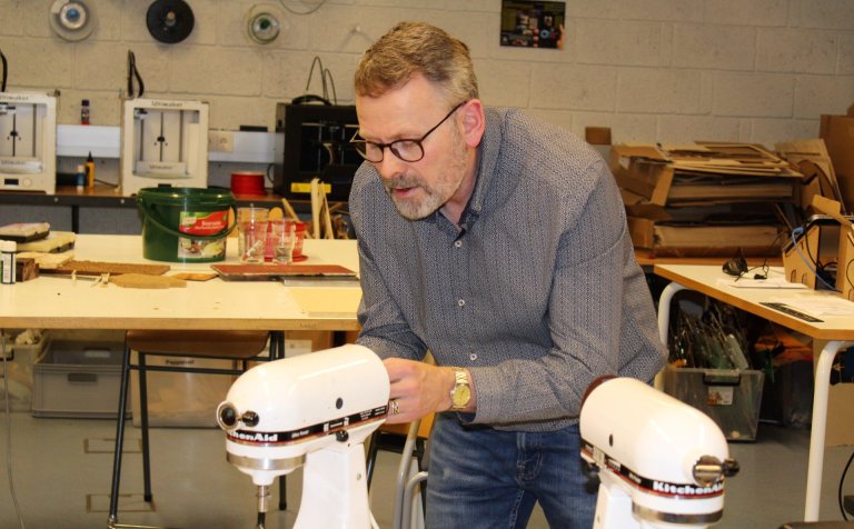 Guðmundur Geirsson gerir við KitchenAid hrærivél.