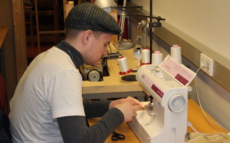 Indriði Atli Þórðarson við saumavélina.