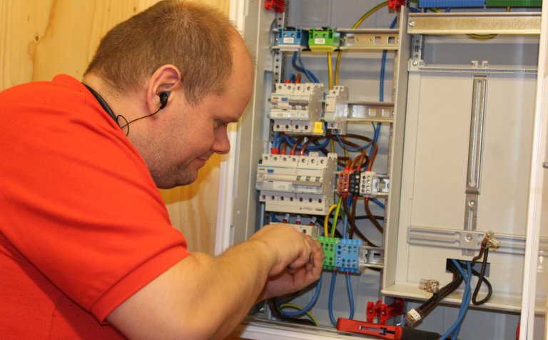 Glímt við raflagnir og stýringar.