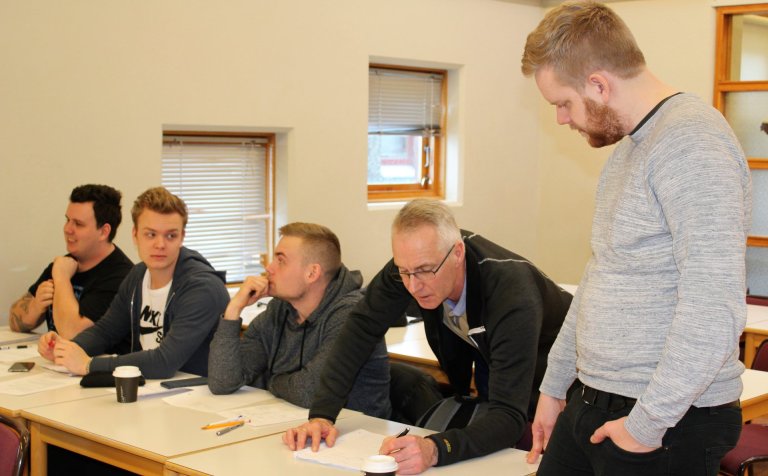 Elías kennari yfirfer verkefni um snjóbræðslukerfi