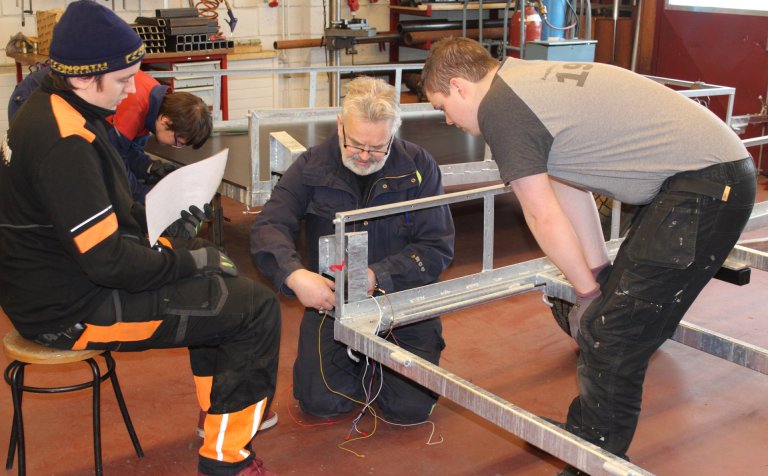 Kristján kennari og nemendur í þungum þönkum.