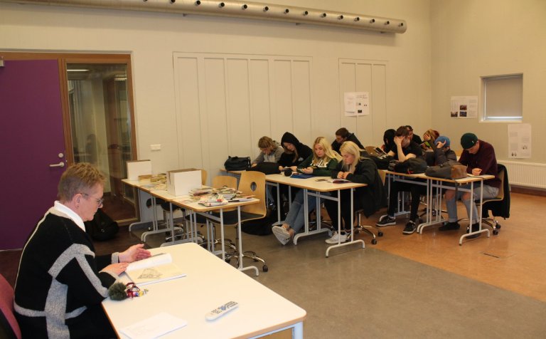 Niðursokkin í lestur í enskutíma.
