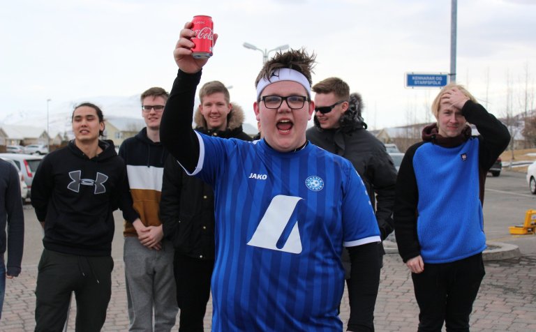 Heiðar Andri vígreifur með kók að hlaupinu loknu.