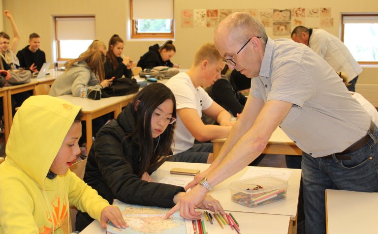Verkefnavinna í landafræði í tíma í náttúrulæsi.