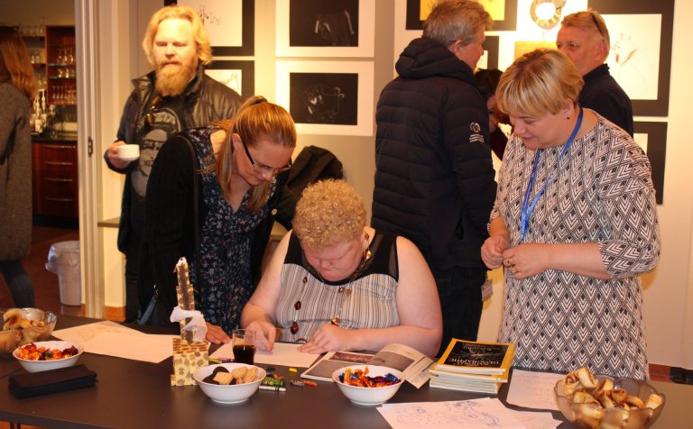 Frá sýningu á myndverkum Helenu Óskar í dag.