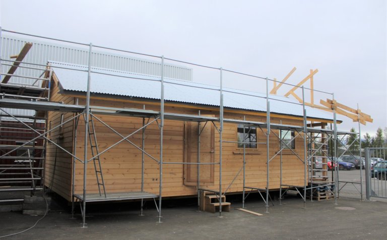 Bústaðurinn er norðan við húsnæði byggingadeildar.