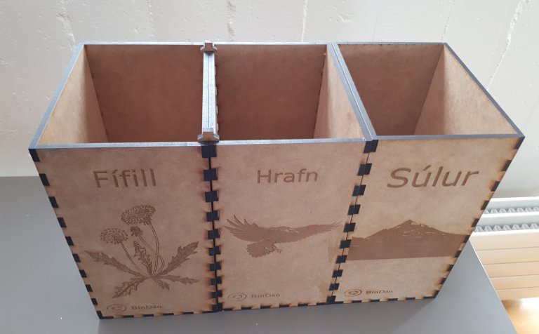 Þrír af fimm ruslaflokkunarkössunum.